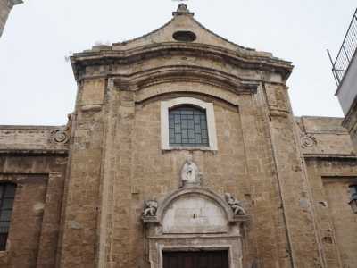 Si presenta quindi con la facciata marrone mattonata ripartita da lesene, il grande portale in legno e il sommitale frontone con fastigio